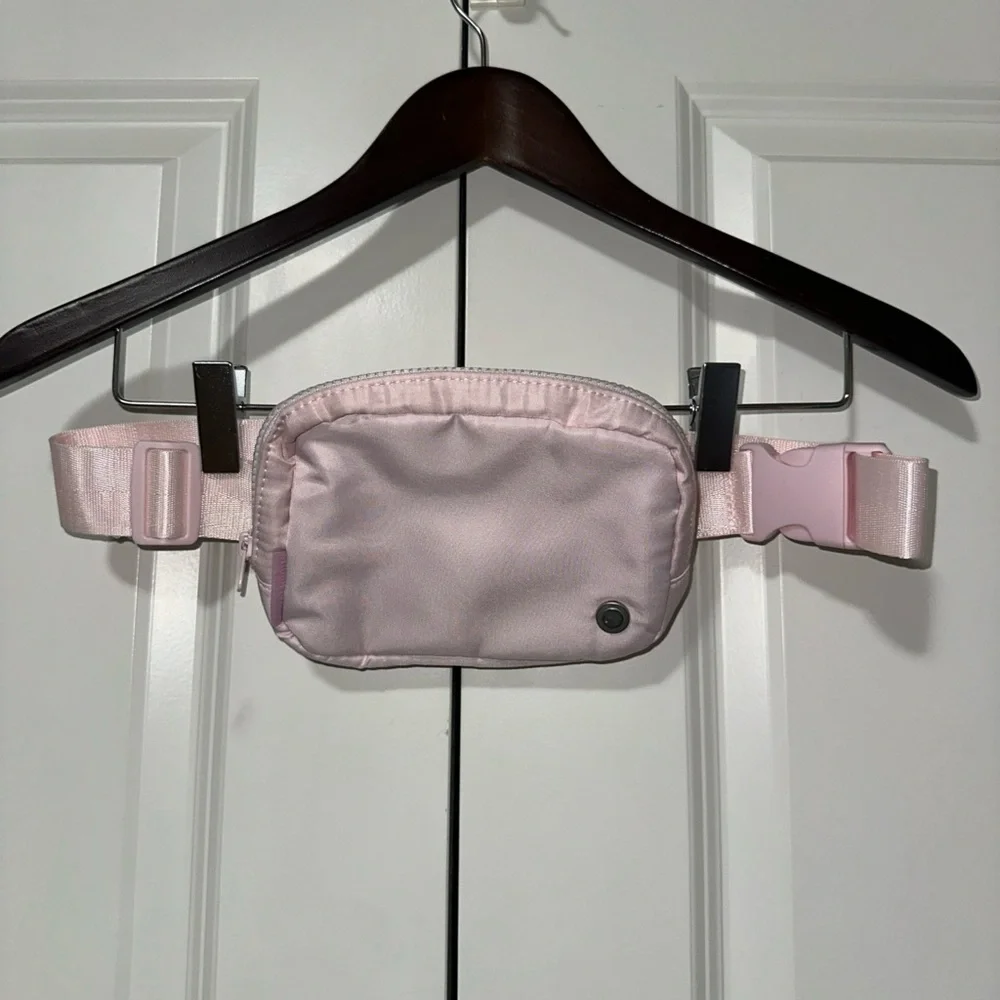 Yogalicious Soft Adjustable Lightweight Belt Bag OS